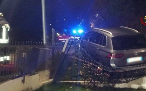 Auto fuori strada nella notte a Valle di Cadore: danneggiata una recinzione e un contatore del gas
