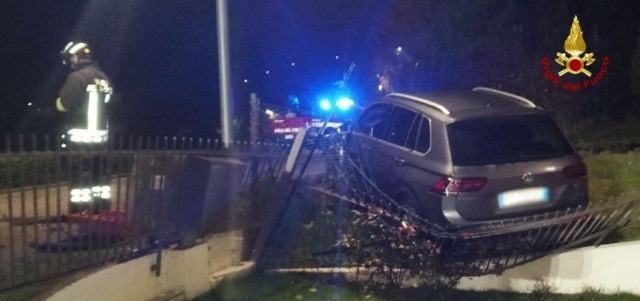 Auto fuori strada nella notte a Valle di Cadore: danneggiata una recinzione e un contatore del gas