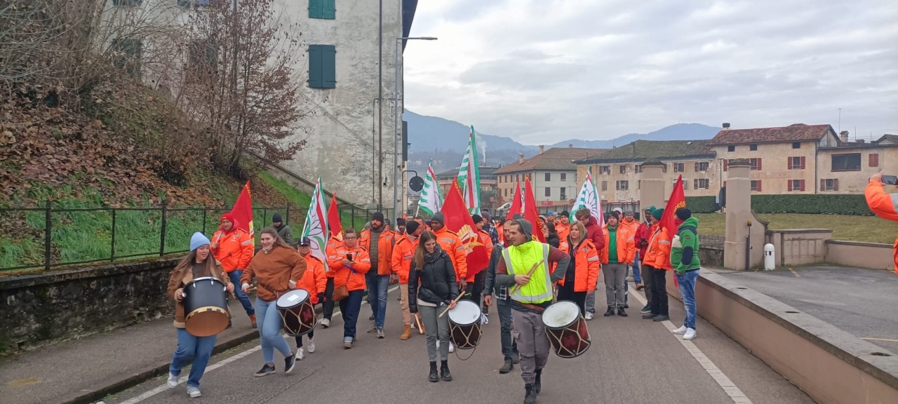 Hydro Feltre, i 115 lavoratori in corteo: l’azienda conferma l’avvio della procedura che può portare alla chiusura