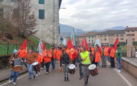 Hydro Feltre, i 115 lavoratori in corteo: l’azienda conferma l’avvio della procedura che può portare alla chiusura