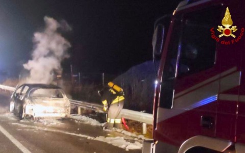 Auto in fiamme sulla SR 203 a Colle Santa Lucia, strada chiusa per ore