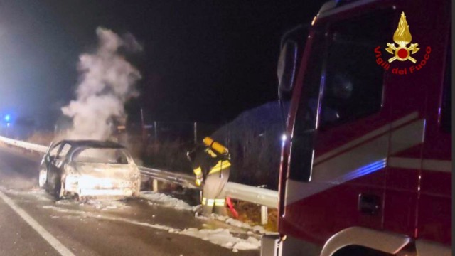 Auto in fiamme sulla SR 203 a Colle Santa Lucia, strada chiusa per ore