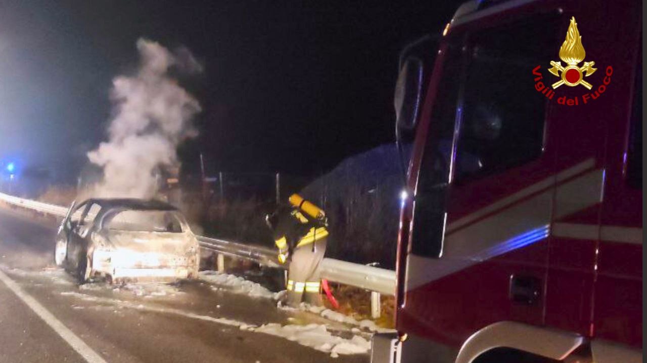 Auto in fiamme sulla SR 203 a Colle Santa Lucia, strada chiusa per ore
