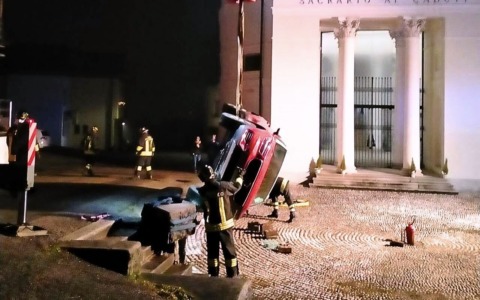 Auto si ribalta a Mel, quattro persone coinvolte