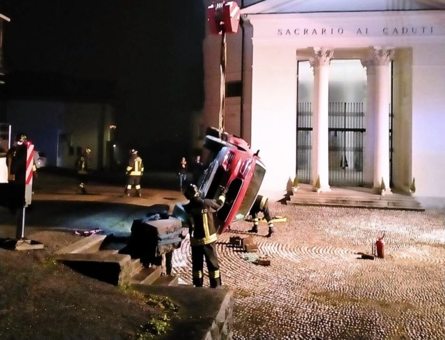 Auto si ribalta a Mel, quattro persone coinvolte