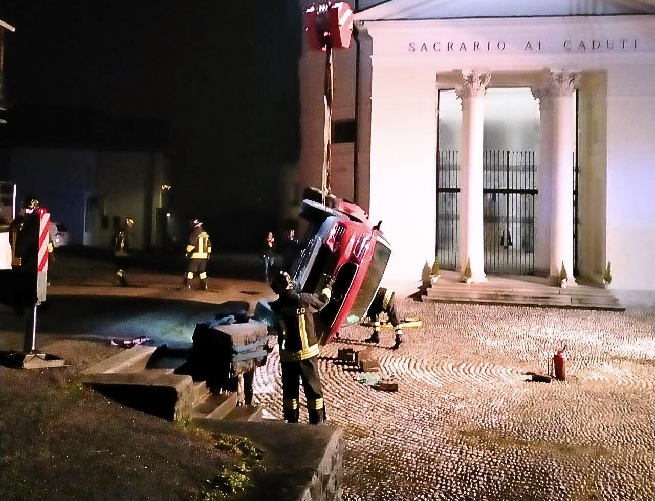 Auto si ribalta a Mel, quattro persone coinvolte