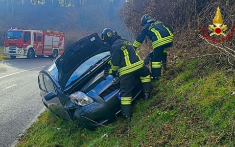 Perde il controllo dell’auto e finisce fuori strada a Casoni