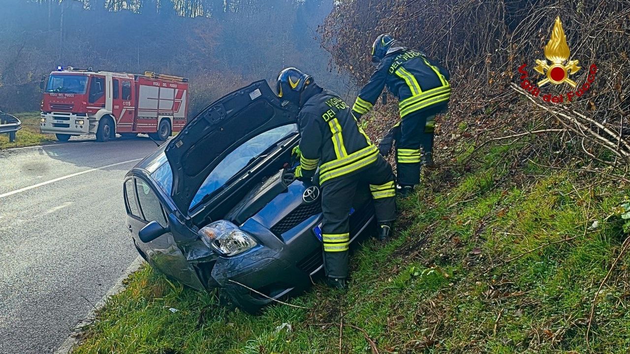 Perde il controllo dell’auto e finisce fuori strada a Casoni