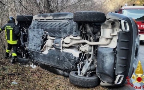 Esce di strada e si ribalta sulla Regionale 203 a Sedico