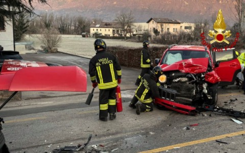 Scontro tra mezzo pesante e auto sulla SP 1 a Belluno: due feriti