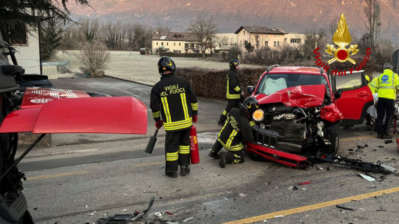 Scontro tra mezzo pesante e auto sulla SP 1 a Belluno: due feriti