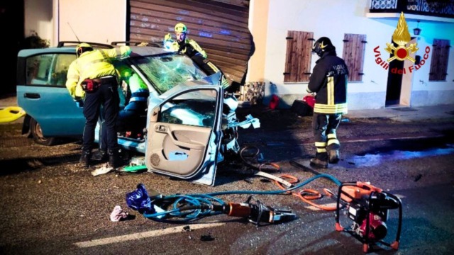 Incidente nel giorno di Natale a Fonzaso: auto finisce contro un edificio, un ferito