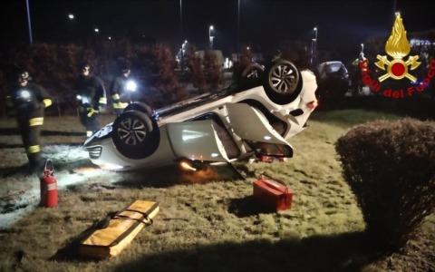 Schianto nella notte a Sedico: auto si ribalta vicino a un’abitazione