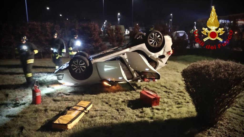Schianto nella notte a Sedico: auto si ribalta vicino a un’abitazione