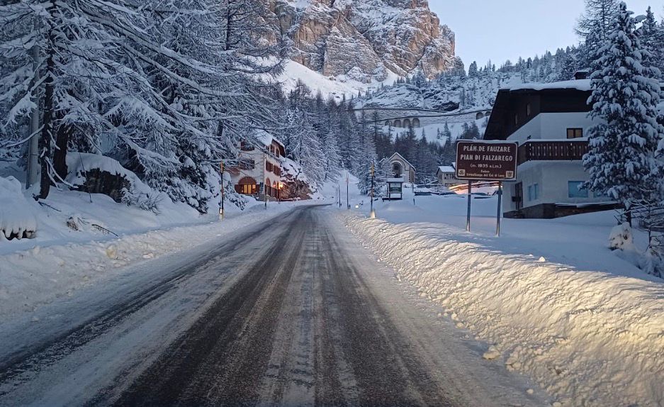 Allerta neve sulle Dolomiti Bellunesi: condizioni critiche sulle strade di montagna