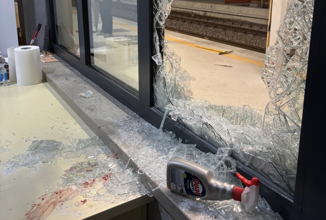 Sfondano le vetrine per rubare fumo e alcol, poi aggrediscono il titolare: arrestate due ragazze