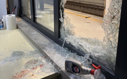 Sfondano le vetrine per rubare fumo e alcol, poi aggrediscono il titolare: arrestate due ragazze