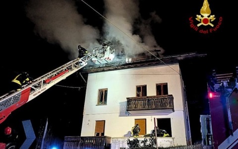 Incendio nella notte a Forno di Zoldo, evacuata una famiglia
