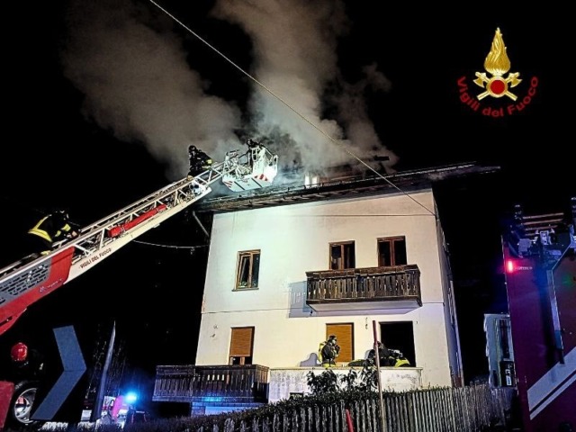 Incendio nella notte a Forno di Zoldo, evacuata una famiglia