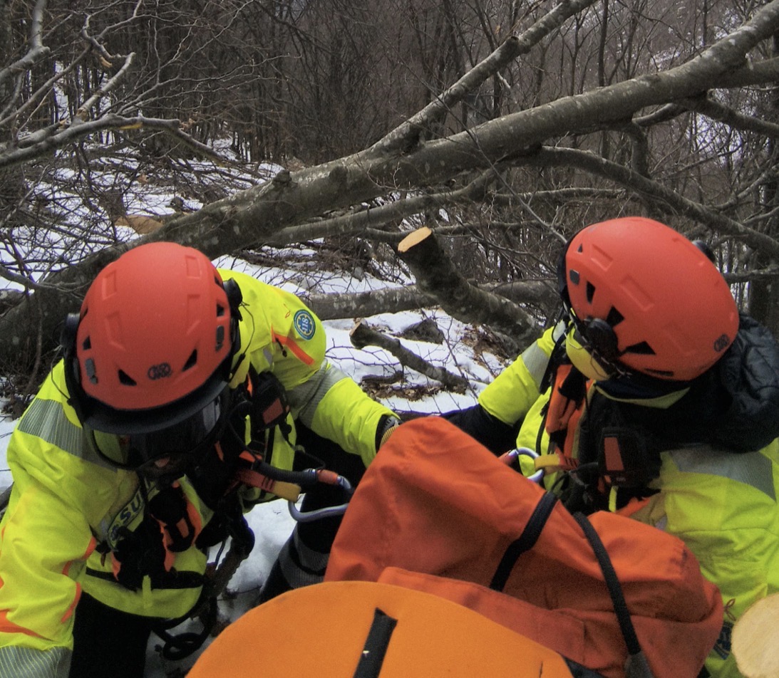 Scivola su un pendio innevato durante lavori boschivi: boscaiolo recuperato con l’elicottero