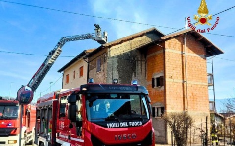 Incendio a Mugnai di Feltre, in fiamme la copertura di un’abitazione