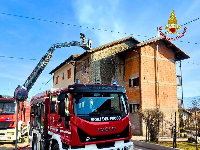 Incendio a Mugnai di Feltre, in fiamme la copertura di un’abitazione