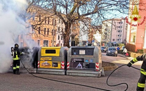 Cassonetto in fiamme in piazzale Marconi, l’intervento dei vigili del fuoco
