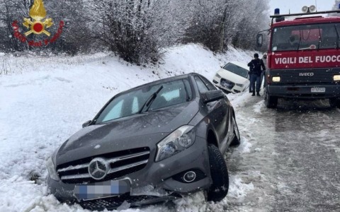 Maltempo nel Bellunese: oltre 40 interventi dei vigili del fuoco per neve. Auto e pullman in difficoltà