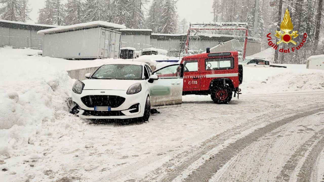 Nevicate abbondanti nel Bellunese: oltre 30 interventi dei vigili del fuoco