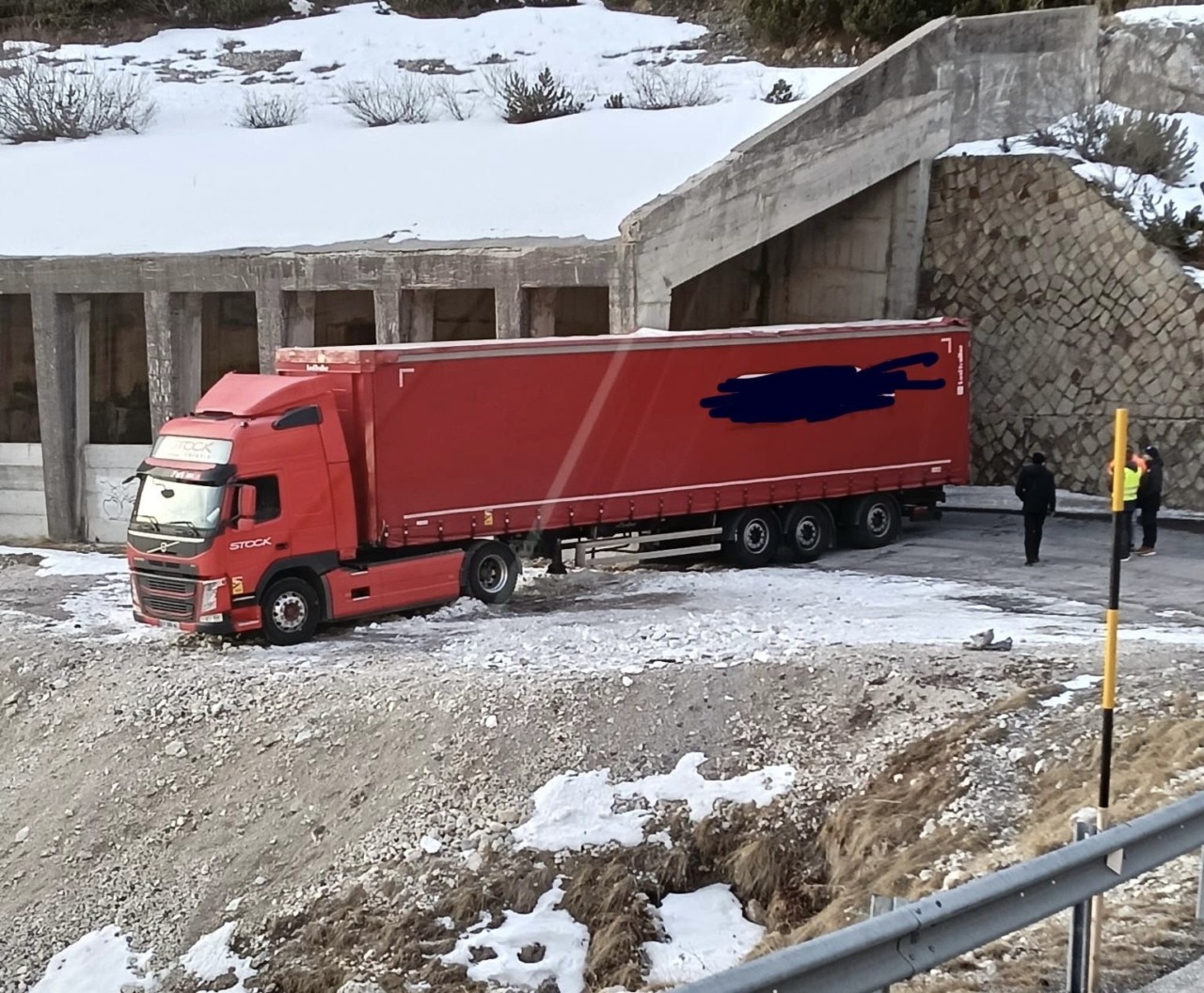 Autoarticolato in panne sulla SR 48: traffico limitato al Passo Falzarego