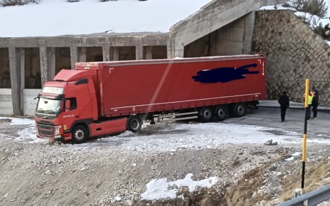 Autoarticolato in panne sulla SR 48: traffico limitato al Passo Falzarego