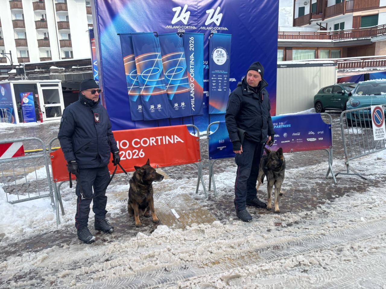 Furto della divisa dei volontari e donna colta da malore: carabinieri in azione a Cortina