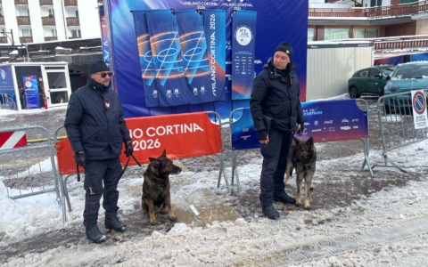 Furto della divisa dei volontari e donna colta da malore: carabinieri in azione a Cortina