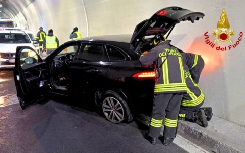 Incidente in galleria sull’A27, traffico rallentato: un ferito
