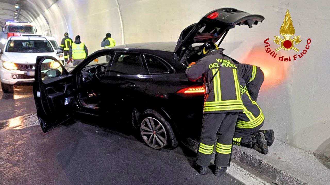Incidente in galleria sull’A27, traffico rallentato: un ferito
