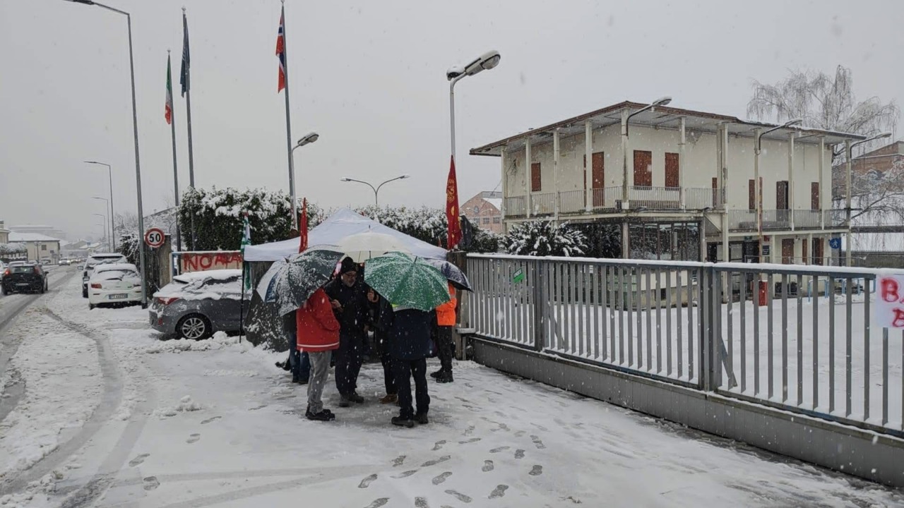 Hydro, alta tensione ai cancelli di Feltre: fallito blitz notturno, istituzioni e lavoratori compatti