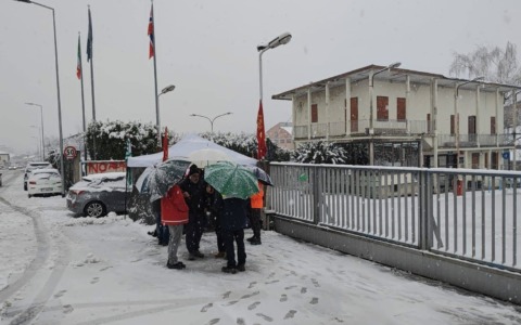 Hydro, alta tensione ai cancelli di Feltre: fallito blitz notturno, istituzioni e lavoratori compatti