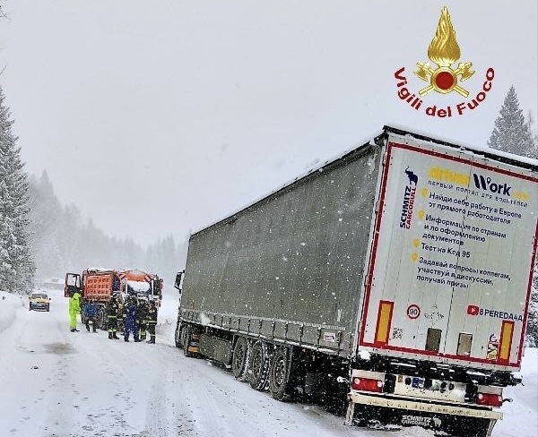 Nevicate intense nel Bellunese, oltre 50 interventi dei Vigili del Fuoco