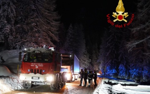 Si spezzano le catene sulla neve, tir bloccato sul Falzarego