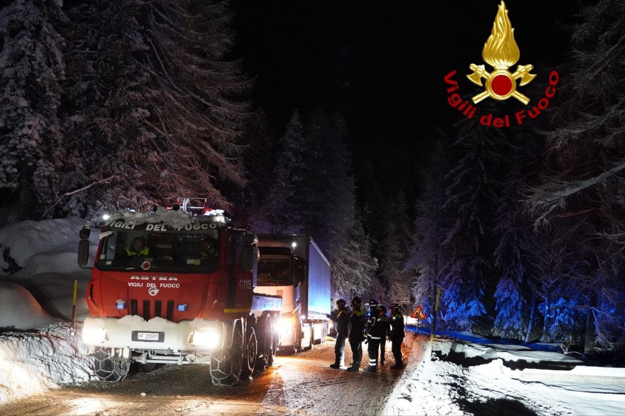 Si spezzano le catene sulla neve, tir bloccato sul Falzarego