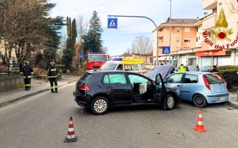 Scontro tra due auto in via Feltre, quattro persone coinvolte