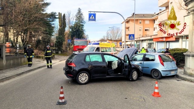 Scontro tra due auto in via Feltre, quattro persone coinvolte