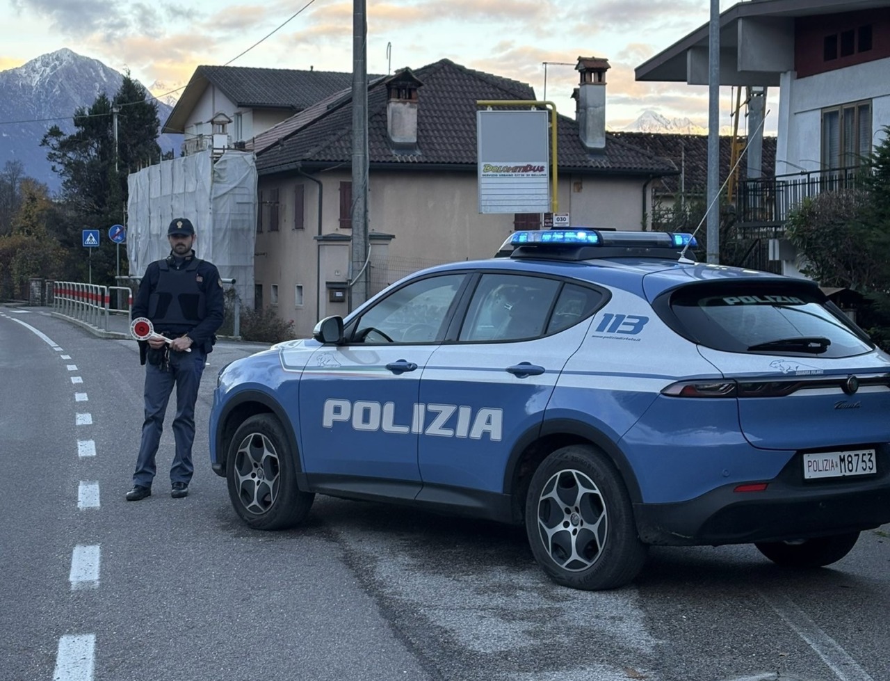 In fuga con l’auto sequestrata e targa falsa: inseguimento da film per le vie di Belluno
