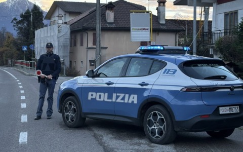In fuga con l’auto sequestrata e targa falsa: inseguimento da film per le vie di Belluno