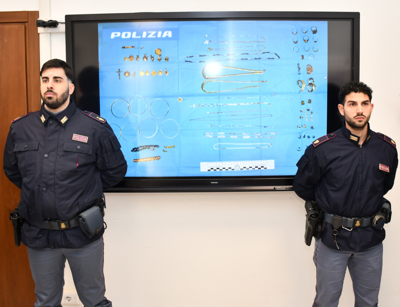 Prima la telefonata, poi il finto carabiniere alla porta: rubati gioielli per 30mila euro a un’anziana