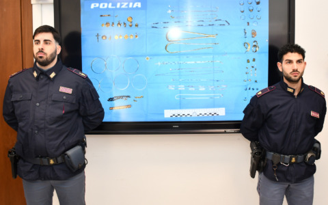 Prima la telefonata, poi il finto carabiniere alla porta: rubati gioielli per 30mila euro a un’anziana