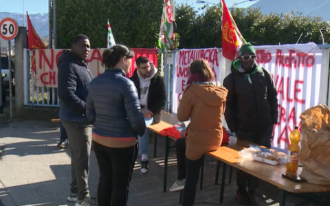 Vertenza Hydro, stop ai presidi: trovato l’accordo dopo il lungo vertice in Prefettura