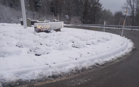 Neve sopra i 1.200 metri: vento forte sui passi, attenzione alla viabilità