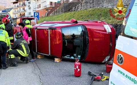 Auto si ribalta a Lamosano: due persone estratte (vive) dai vigili del fuoco