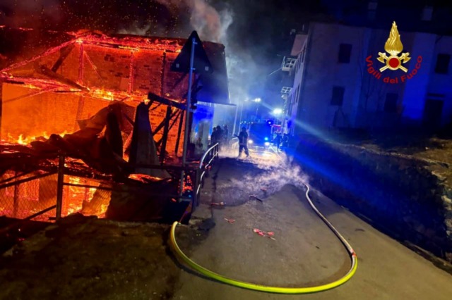 Venas di Cadore, maxi incendio nella notte: distrutto un tabià, evacuate 13 persone
